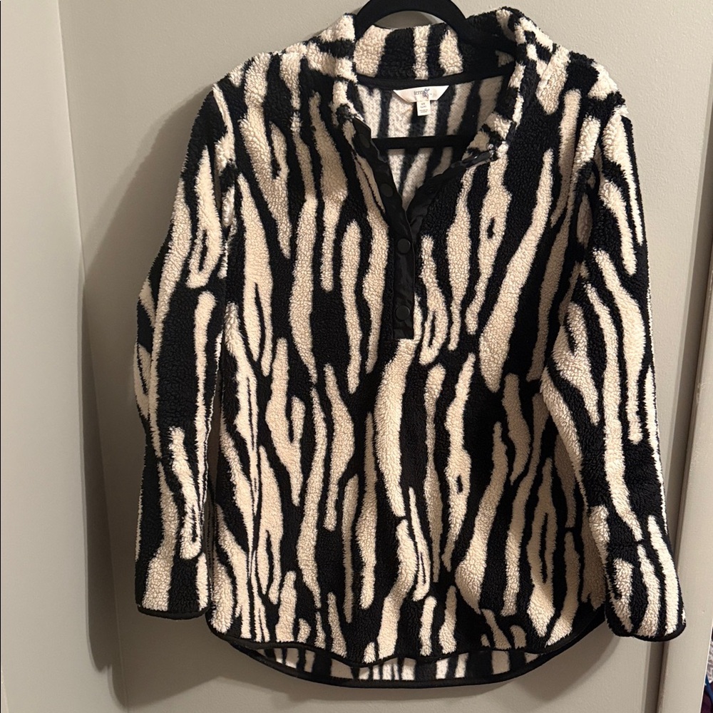 Terra & Sky Black and Cream Fleece Top